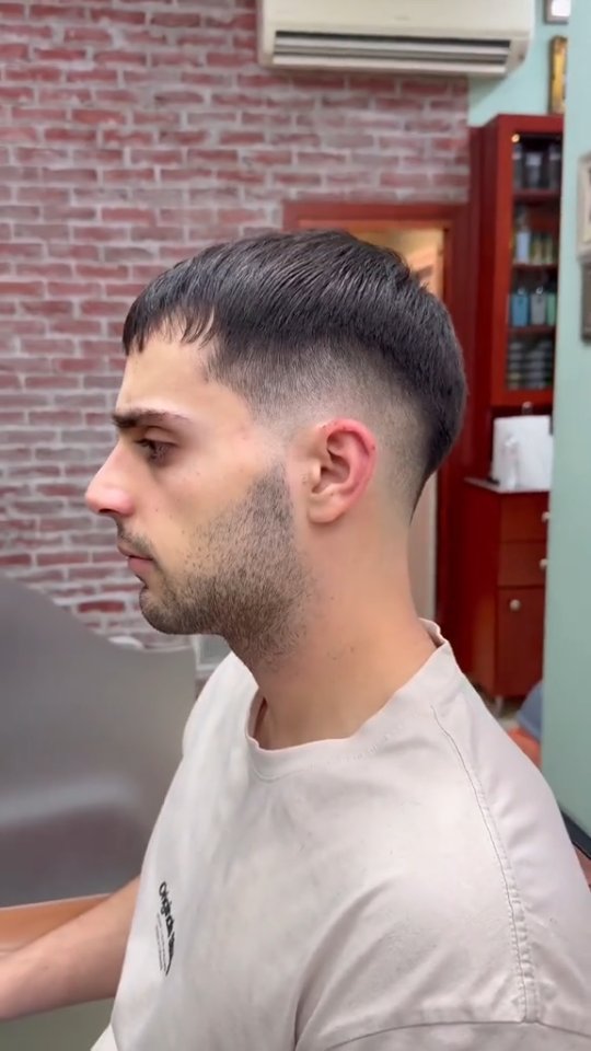 Low taper fade στο Toronto Barber House