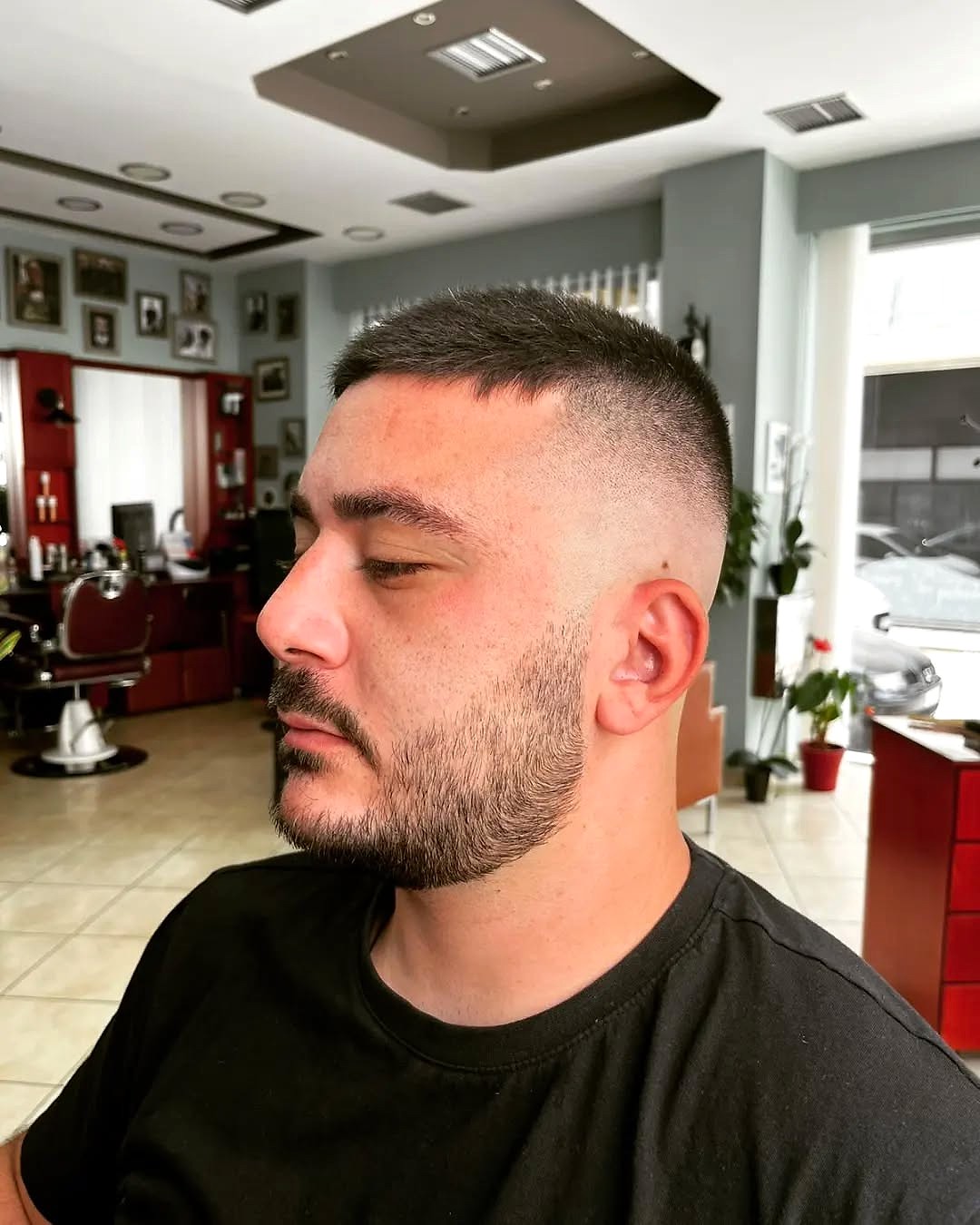 Κοντό κούρεμα με skin fade στο Toronto Barber House