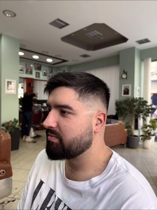 Skin fade με γενειάδα στο Toronto Barber House