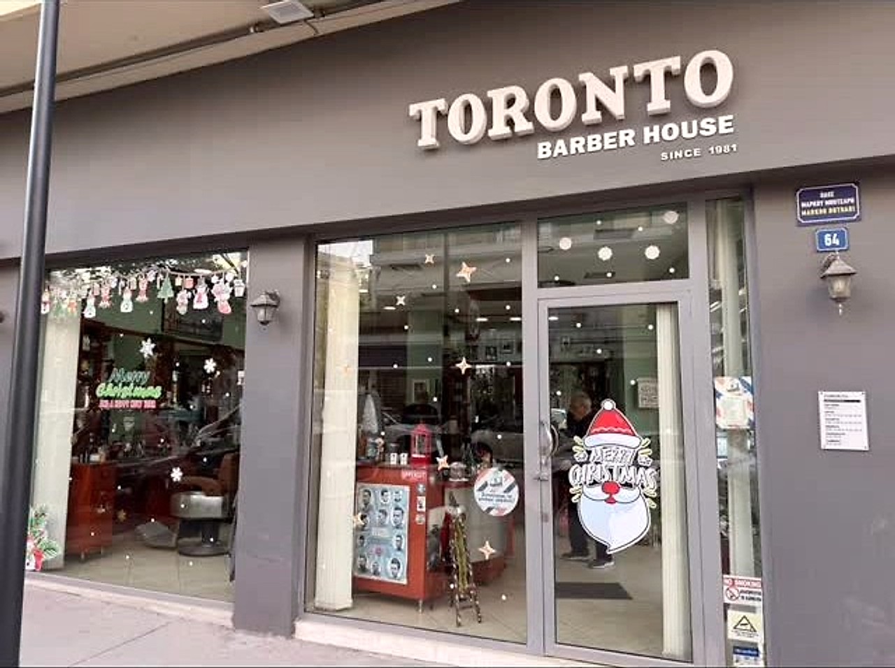 Η πινακίδα Toronto Barber House στη Μαρκ. Μπότσαρη 64, στη Θεσσαλονίκη